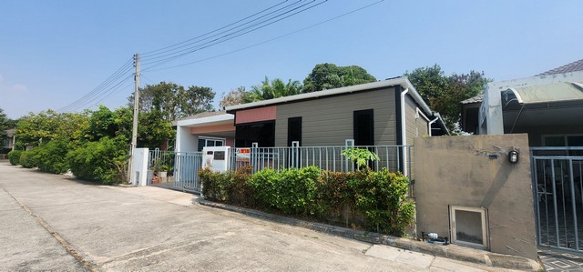 ม.ธาราบ้านสวน ถ.สุขุมวิท-เนินพระ ต.เนินพระ อ.เมือง จ.ระยองรหัสทรัพย์ :16610ประเภท :บ้านเดี่ยว / บ้านแฝดโครงการ :หมู่บ้านธาราบ้านสวนที่ตั้ง :ต.เนินพระ อ.เมือง จ.ระยองโซน :ต่างจังหวัดเนื้อที่ :59.5 ตร.ว.พื้นที่ใช้สอย :150 ตร.ม.ห้องนอน :4 ห้องห้องน้ำ :2 ห้องห้องอื่น ๆ :1 ห้องจำนวนชั้น :1 ชั้นชั้นบน :-ชั้นล่าง :ลามิเนตที่จอดรถ :2 คันเครื่องปรับอากาศ :2 เครื่องขายบ้านเดี่ยวชั้นเดียว เนื้อท�