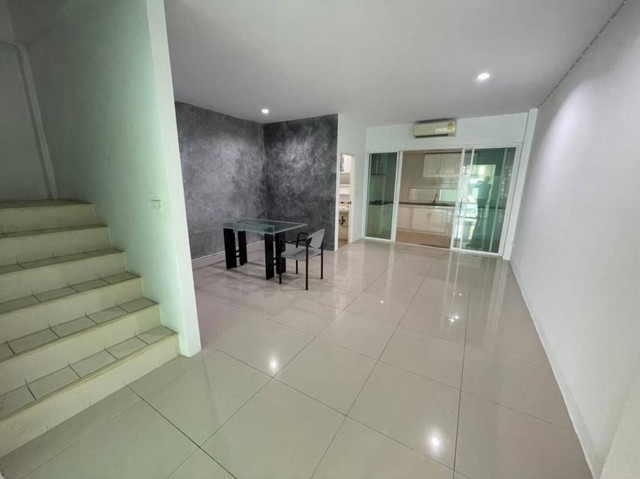 ให้เช่า ทาวน์โฮม 3 ชั้น รีโนเวทใหม่ หมู่บ้านสัมมากร ซอยรามคำแหง110 มีห้างแมคโครและตลาดสดอยู่หน้าหมู่บ้าน ใกล้รถไฟฟ้าสายสีส้มให้เช่า 25,000 บาท/ เดือน (ประกัน 2 เดือน ล่วงหน้า 1 เดือน/สัญญาขั้นต่ำ 1 ปี)(จดทะเบียนบริษัทได้)ติดต่อ คุณช่อผกา 0616198565 LINE 0616198565หากไม่รับสาย รบกวนขอความกรุณาลูกค้า @line ทิ้งรูปและข้อมูลไว้นะคะhttps://line.me/ti/p/zu0mm-ozFXให้เช่าทาวน์โฮม 3 ชั้น เนื้อที่ 25 ตารางวา 4 ห้องน�