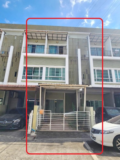 ให้เช่าทาวน์เฮาส์หรู 3 ชั้น สภาพดีพร้อมเข้าอยู่ ตั้งอยู่บนทำเลศักยภาพถนนรามคำแหง 140–146 เชื่อมต่อสุขาภิบาล 3 และวงแหวนตะวันออก ใกล้รถไฟฟ้า MRT สถานีสัมมากร เพียง 700 ม. และโรงเรียนเตรียมอุดมศึกษาน้อมเกล้าเพียง 475 ม.Luxury 3-story townhouse for rent, in excellent condition and ready to move in. Located in a prime location on Ramkhamhaeng 140-146, connecting to Sukhumvit 3 and the Eastern Ring Road. Close to the MRT Sammakorn station (700 m) and Triam Udom Suksa Nomklao School (475 m).ถนนรามคำแหง 140–146 สุขาภิบาล 3 วงแหวนตะวันออกแขวงราษฎร์�