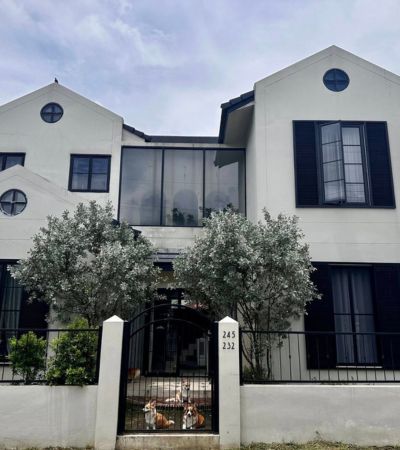 ให้เช่า 55,000/เดือน*บ้านเดี่ยวหลังใหญ่ (นอกโครงการ)บ้านหัวมุม พื้นที่กว้างมาก รับสัตว์เลี้ยง ใกล้ศูนย์ราชการเชียงใหม่ เพียง 7 นาที.บ้าน 2 หลัง ในรั้วเดียวกัน บนที่ดินขนาดใหญ่ 140 ตร.ว.เหมาะสำหรับครอบครัวใหญ่ / อยู่รวมหลายเจเนอเรชัน / ทำโฮมออฟฟิศ___จุดเด่นที่หาไม่ได้ง่ายบ้านหัวมุม เป็นส่วนตัว ไม่อึดอัดนอกโครงการ ไม่แออัดรับสัตว์เลี้ยง มีพื้นที่ให้วิ่งเล่นจริงทำ�