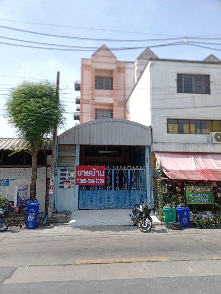 ขายอาคารพาณิชย์ 3ชั้นครึ่ง  ริมถนนเอกชัย 109 ถนนเมน ทำเลค้าขาย เขตบางบอน จังหวัดกรุงเทพมหานครที่ตั้ง : แขวงบางบอนใต้ เขตบางบอน จังหวัดกรุงเทพมหานคร 10150ขนาดพื้นที่ : 28.5 ตร.วาขนาดพื้นที่ใช้สอย 169 ตารางเมตรรายละเอียดอาคารพาณิชย์ 3ชั้นครึ่ง ทิศหน้าบ้านตะวันออกเฉียงเหนือรับแสงเช้า อากาศถ่ายเทดีจำนวนห้อง-2ห้องนอน -3ห้องน้ำ จุดเด่น-ทำเลดี ติดถนนใหญ่ ค้าขายได้-เหมาะทำ�