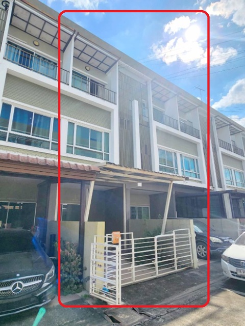 ใกล้รถไฟฟ้า ให้เช่าทาวน์เฮาส์หรู 3 ชั้น สภาพดีพร้อมเข้าอยู่ ตั้งอยู่บนทำเลศักยภาพถนนรามคำแหง 140–146 เชื่อมต่อสุขาภิบาล 3 และวงแหวนตะวันออก และโรงเรียนเตรียมอุดมศึกษาน้อมเกล้าเพียง 475 ม. MRT สถานีสัมมากร เพียง 700 ม.Located in a prime location on Ramkhamhaeng 140-146,Luxury 3-story townhouse for rent, in excellent condition and ready to move in. connecting to Sukhumvit 3 and the Eastern Ring Road. Close to the MRT Sammakorn station (700 m) and Triam Udom Suksa Nomklao School (475 m).ถนนรามคำแหง 140–146 สุขาภิบาล 3 วงแหวนตะวันออกแขวงราษฎร์พ
