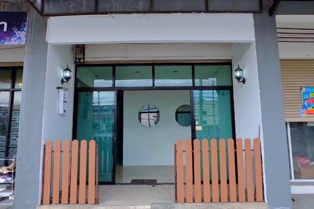 หน้านิคม ตลาดนครฉลองกรุง500ม.ซ.ฉลองกรุง 24-35 รร.วัดทิพพาวาส 1กม.ให้เช่า อาคารพาณิชย์ 4ชั้น 23ตร.วา. 370ตร.ม. 20,999 B-M ติดถนนใหญ่  เหมาะกับโฮมออฟิศ ม.เจ้าคุณทหารลาดกระบัง 3.8 กม.4 น้ำ 2นอน ตลาดหัวตะเข้ 3.5 กม. หาของกินง่าย เดินทางสะดวก ARL ลาดกระบัง 6.0 กม.Soi Chalongkrung 24-35. In front of the industry Chalongkrung Market 500m.2bed Wat Thipphawas Sch 1km. Commercial building for rent 4-storey 23sq.wa. 370sq.m. 20,999B-M. Located on the main road ideal for a home office. Chao Khun Thahan Ladkrabang University 3.8 km. 4 bath    HuaTakhe Market 3.5km. Easy access to food. Convenient transportation. Lat Krabang ARL 6.0 km.แย