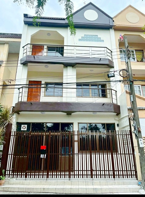 BTS พระโขนง 890ม. สุขุมวิท 50 ให้เช่าทาวน์เฮ้าส์ 3 ชั้น BTSอ่อนนุช 1กม. 20 ตร.วา. 240 ตร.ม. 23,998 B-M. รร.นานาชาติ เซนต์แอนดรูส์ฯ กรุงเทพ 1.1 กม. 3 นอน 3 น้ำ ตลาดพระโขนง 1.7 กม.หาของกินง่าย แหล่งชุมชน ถ.สุขุมวิท พระราม 4 Sukhumvit 50 3-story townhouse for rent BTS PhraKhanong.890m BTS OnNut 1km. 20 sq.wa. 240 sq.m. 23,998  B-M. St. Andrews International School Bangkok 1.1 km. away 3 bedrooms 3 bathrooms Phra Khanong Market 1.7 km. away easy access to food and amenities Located in a vibrant community on Sukhumvit and Rama IV roads แยก - ด่วนสุขุมวิท 50 ถ.สุขุมวิท พระราม 4  แขวงพระโขนง เขตคลองเตย กรุ