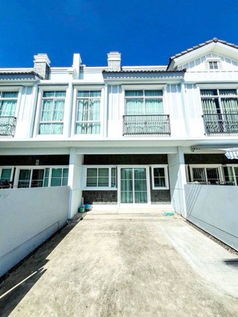 ให้เช่าทาวน์โฮมสุดหรู 2 ชั้น อินดี้ บางนา-รามคำแหง2ม.รามคำแหง 2 500 ม.โลตัส บางนา-ตราด 1.2 กม. Private Zone ตกแต่งครบ สไตล์ Minimal 24 ตร.วา.190 ตร.ม. รร.นานาชาติคอนคอร์เดียน 2.9 กม. บรรยากาศ เงียบสงบ  ทำเลศักยภาพ  พร้อมเฟอร์ฯ 2 นอน 3 น้ำ เมกาบางนา 3 กม. 38,998 B-M. แหล่งช้อปปิ้ง เดินทางสะดวก MRT ศรีเอี่ยม 3.9 กม.Ramkhamhaeng University 2, 500 m. Luxury 2-story townhome for rent Indy Bangna-Ramkhamhaeng2 Lotus Bangna-Trad 1.2 km. Private Zone fully furnished in Minimalist style 24 sq.wa. 190 sq.m. Concordian International School 2.9 km. Quiet atmosphere prime location fully furnish