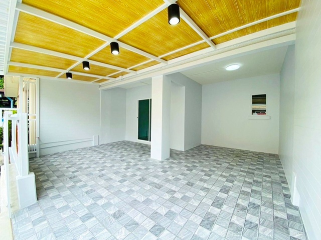 แพรกษา-นิคมบางปู ให้เช่าทาวน์เฮ้าส์ 2 ชั้น รีโนเวทใหม่ทั้งหลัง สวย น่าอยู่ 18 ตร.วา.145 ตร.ม. 10,999 B-M. รร.ปทุมคงคา 2.2 กม. เหมาะกับโฮมออฟฟิศ พักอาศัย 3 นอน 2 น้ำ ตลาดนิคมบางปู 800 ม.ของกินเพี๊ยบ เดินทางเข้า-ออกสะดวก นิคมอุตสาหกรรมบางปู ถ.สุขุมวิท แพรกษา บางปูกอล์ฟ แอนด์ สปอร์ต 1.9กม.Phraeksa-BangPu Industry BangPu Golf & Sport 1.9km. 2-story townhouse for rent newly renovated beautiful and comfortable 18 sq.wa. 145sq.m. 10,999B-M. Pathum Khongka School 2.2 km. Suitable for home office or residence 3bed 2bath BangPu Industrial Estate Market 800 m. Plen