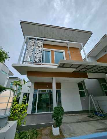 ขายบ้านแฝด หลังใหญ่ เลอนีโอไพร์ม แพรกษา-เทพารักษ์ 40.1 ตรว. 147 ตรม. 4 นอน 3 น้ำ 2 จอด พร้อมเฟอร์ ขาย 4,800,000 บ้านแฝด เนื้อที่ 40.1 ตารางวาพื้นที่ใช้สอย 147 ตารางเมตร4 ห้องนอน3 ห้องน้ำ2 ที่จอดรถหน้าบ้านหันไปทางทิศเหนือแถม!! เฟอร์นิเจอร์ครบครัน ต่อเติมบ้านจัดเต็ม กระเป๋าใบเดียวเข้าอยู่ได้เลยยย เฟอร์นิเจอร์/Build-In- เคาท์เตอร์ครัวชุดเตาแก๊ส+ฮูดดูดควัน+ไมโครเวฟ- ตู้เสื้อผ้าบิวท์อิน- �