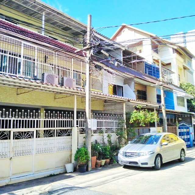 แยก- ยานนาวา-สาธุประดิษฐ์ พระแม่มารี สาธุประดิษฐ์45-53 BRTวัดดอกไม้1.1 กม. ให้เช่าทาวน์เฮาส์ 3 ชั้น 16 ตร.วา. 190 ตร.ม. รร.สารสาสน์พัฒนา 700 ม. 14,999 B-M. เหมาะกับพักอาศัย  3 นอน 3 น้ำ ตลาดบางโพงพาง 800 ม.แหล่งชุมชน หาของกินง่าย เดินทางสะดวก Mary SathuPradit 45-53 BRT WatDokMai 1.1km. 3-story townhouse for rent 16 sq.wa. 190 sq.m. Sarasas Pattana School 700 m. 14,999 B-M. Suitable for living 3 bedrooms 3 bathrooms. Bang Phongphang Market 800 m. Community area easy access to food and transportation. Yannawa-Sathu Pradit Intersection. แยก- ยานนาวา-สาธุประดิษฐ์ ถ.สาธุประดิษฐ์45-53 ต.�