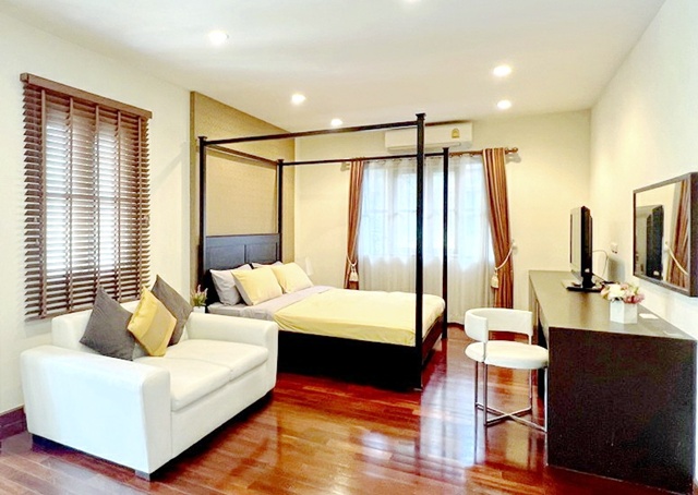 ม.พายัพ 900ม.  สันกำแพง บิ๊กซี เชียงใหม่ ดอนจั่น 3 กม.ให้เช่าคฤหาสน์สุดหรู จัดเต็มเฟอร์ฯ พร้อมสวน 4 นอน 3 น้ำ นานาชาติ ม.พายัพ 4 กม. บ้านระดับพรีเมียมในเชียงใหม่ 73 ตร.วา. 290 ตร.ม. 34,999 B-M. ตลาดฉำฉา 3.5 กม.แหล่งช้อปปิ้ง ท่องเที่ยว เชียงใหม่-ดอยสะเก็ดPayap University 900m. SanKamphaeng Big C Chiang Mai Don Chan 3 km. Luxury mansion for rent fully furnished with garden 4bed 3 bath International school near Payap University 4 km. Premium house in Chiang Mai 73 sq.wa 290 sq.m. 34,999 B-M. Chamcha Market 3.5 km. Shopping and tourist attractions. Chiang Mai-Doi Saketสมโภชเชียงใหม่ 700 ปี