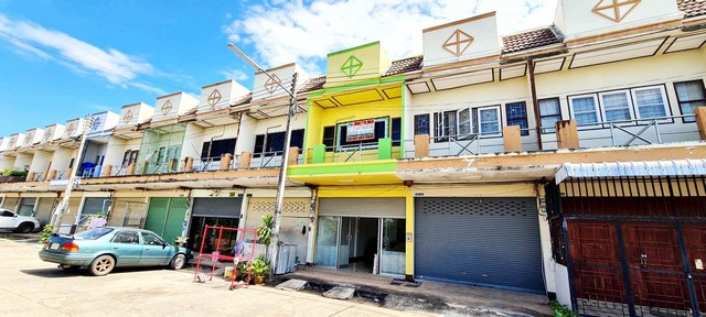 หมู่บ้านแม็กซ์แลนด์ ถ.2109 ใกล้แยกเขื่อนอุบลรัตน์ อ.น้ำพอง จ.ขอนแก่นหมู่บ้านแม็กซ์แลนด์ ถ.2109 ใกล้แยกเขื่อนอุบลรัตน์ อ.น้ำพอง จ.ขอนแก่นที่ตั้ง :ต.ม่วงหวาน อ.น้ำพอง จ.ขอนแก่นขายอาคารพาณิชย์ สูง 2 ชั้น เนื้อที่ 22 ตร.ว. มี 2 ห้องนอน 2 ห้องน้ำ ตกแต่งพื้นกระเบื้องทั้งสองชั้น ตกแต่งใหม่ทั้งหลัง มีแอร์ 2 ตัว ต่อเติมเต็มพื้นที่ แยกห้องครัว ห้องกินข้าวอย่างลงตัวทำเลดี โครงการ�