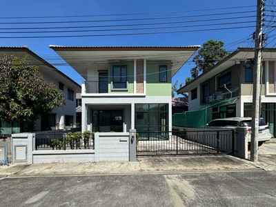 รีโนเวทใหม่ทั้งหลัง พร้อมเข้าอยู่ ขายบ้านเดี่ยว โกลเด้นวิลเลจ บางนา–กิ่งแก้ว (Golden Village Bangna–Kingkaew) 3 ห้องนอน ใกล้สนามบินสุวรรณภูมิ.ที่ตั้ง: https://maps.app.goo.gl/HHAmFTBHVDibhWTS7.รายละเอียดบ้าน:- บ้านเดี่ยว 2 ชั้น- เนื้อที่ 37.0 ตารางวา- พื้นที่ใช้สอย 120 ตารางเมตร- หน้ากว้าง 12.00 เมตร ลึก 13.53 เมตร- 3 ห้องนอน- 2 ห้องน้ำ- 1 ห้องโถง- 1 ห้องครัว- ที่จอดรถ 2 คัน- หน้าบ้านหันทิศใต้.จุดเด่นของบ้าน:- รีโนเวทใหม่ทั้งหลัง-