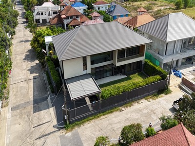 เจ้าของขายเอง! บ้านเดี่ยวหรู รีโนเวทใหม่สไตล์โมเดิร์น พร้อมรายได้ค่าเช่า 210,000 บ./เดือน ขายบ้าน เอเวอร์กรีน วิลล์ บางนา–ตราด 56 (Evergreen Ville).แผนที่ https://maps.app.goo.gl/SaiKKU9nSpus6Fh1A.รายละเอียดบ้าน:- บ้านเดี่ยว 2 ชั้น รีโนเวทใหม่ สไตล์โมเดิร์น- ที่ดิน 153 ตารางวา- พื้นที่ใช้สอย 610 ตารางเมตร- 5 ห้องนอน / 6 ห้องน้ำ- ห้องแม่บ้านแยกจากตัวบ้าน- ที่จอดรถ 3 คัน- หน้าบ้านหันทิศตะวันตก- สร้างเสร็จปี พ.ศ. 2564- สนาม