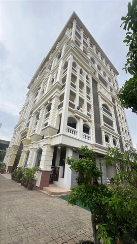  ขายที่ดินพร้อมตึก 10ชั้น พร้อมบ้านเดี่ยว ติดถนนสุขุมวิท ทำเลทอง ใจกลางเมือง กรุงเทพมหานคร ที่ตั้ง: ถนนสุขุมวิท แขวงบางจาก เขตพระโขนง กรุงเทพมหานคร ขนาดที่ดิน: 693 ตร.วา (หน้ากว้าง 39.5 ม. x ลึก 69.5 ม. โดยประมาณ) สิ่งปลูกสร้าง: ตึกสูง 10 ชั้น พื้นที่ใช้สอยรวม 4,989 ตร.ม. ที่ดินหน้าติดถนนใหญ่สุขุมวิท (กว้าง 30 ม.) ด้านข้างติดซอยสุขุมวิท 89/1 ใกล้ BTS สายสีเขียว เดินทางสะดวก ใจกลางย่านธุ�