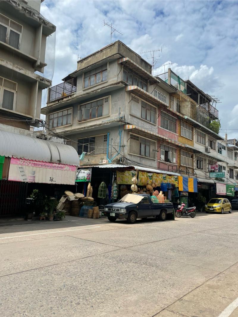 ขายอาคารพาณิชย์ 4ชั้น ทำเลดี ในตลาดศรีเทพ2 อำเภอตาคลี จังหวัดนครสวรรค์ที่ตั้ง : เทศบาลเมืองตาคลี อำเภอตาคลี จังหวัดนครสวรรค์ 60140พิกัด : https://maps.app.goo.gl/kgrnmLu9tXkVoRtY7?g_st=ilขนาดพื้นที่ : 12 ตารางวารายละเอียดอาคารพาณิชย์ 4ชั้น ชั้น 1 พื้นที่โล่ง เหมาะค้าขาย ทำร้าน หรือออฟฟิศทำเลดีมาก ใจกลางชุมชน ใกล้ตลาดศรีเทพ 2เหมาะสำหรับค้าขาย ลงทุน หรืออยู่อาศัย- 2 ห้องนอน- 2 ห้องน้ำขายราคา 2,200,000 บาท(�