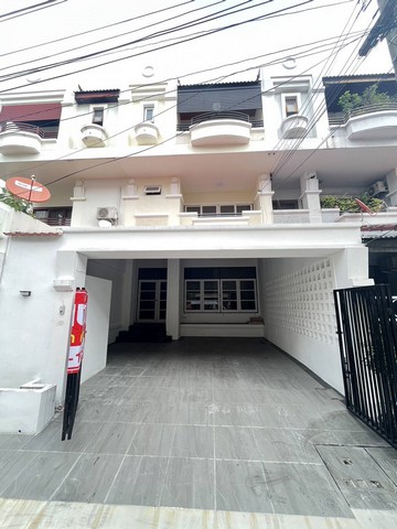 ขายบ้านทาวเฮ้าส์3ชั้น 30ตรว. 6นอน6น้ำ 4.5ลบ. บ้านสิรินเฮ้าส์1 ใกล้ห้าแยกปากเกร็ด ต.ปากเกร็ด อ.ปากเกร็ด นนทบุรีขายบ้านทาวน์เฮ้าส์ 3 ชั้น เล่นระดับบ้านสิรินเฮ้าส์1 ใกล้ห้าแยกปากเกร็ด ต.ปากเกร็ด อ.ปากเกร็ด นนทบุรีขายราคา 4.5ลบ. (4,500,000 บาท)- 6 ห้องนอน 6 ห้องน้ำ- ครัวด้านหลัง ห้องน้ำ ห้องนอนเล็ก หรือ ห้องทำงาน- โถงรับแขก โถงบันได ห้องอาหาร ครัวใน และห้องน้ำ- ห้องmaster 2 , ชั้น2 ด้านหน้า-