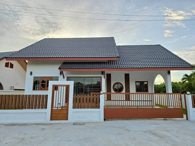 ขายบ้านเดี่ยวใหม่สไตล์มูจิ 62ตรว. 3นอน2น้ำ 1.89ลบ. ของแถม ต.ประตูป่า อ.เมือง ลำพูน#บ้านเดี่ยวใหม่สไตล์มูจิ พร้อมเข้าอยู่ต.ประตูป่า อ.เมือง ลำพูนทำเลดี ใกล้เมืองลำพูน เพียง 10 นาทีถนนเข้าเมืองสะดวก เดินทางสบาย#เนื้อที่ 62 ตร.ว. | พื้นที่ใช้สอย 120 ตร.ม.3 ห้องนอน | 2 ห้องน้ำ | 1 ครัว | จอดรถ 2 คัน #ราคาเพียง 1.89 ล้าน​ / ค่าโอ​นคนละครึ่ง #ของแถมเพียบ พร้อมอยู่จริง-​ แอร์ 12,000 BTU-​ อินเทอร์เน็ต�