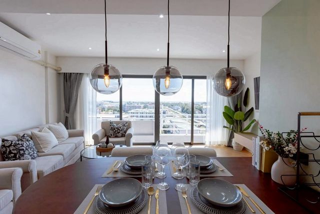 ขาย 5.95 ล้าน 100 ตรม. 2 นอน 1 น้ำ #ชมดอย คอนโด – ตึกกลม ห้อง Duplex 2 ชั้น พื้นที่ใหญ่ ใกล้ #นิมมาน & #มช. แยกพื้นที่พักผ่อนกับพื้นที่ส่วนตัวอย่างลงตัวชั้น 12ขนาด 100 ตรม.2 ห้องนอน 1 ห้องน้ำชั้นล่าง• ห้องนั่งเล่นเพดานสูง มองวิวเมืองเชียงใหม่ + ดอยสุเทพ• ครัวใหญ่ Fully Equipped (เตาไฟฟ้า, เตาอบ, Hood, เครื่องล้างจาน, ตู้เย็นใหญ่, ไมโครเวฟ)• เครื่องซัก-อบในตัว เหมาะกับอยู่ระยะยาวชั้นบน• 2 ห้องนอน Priva