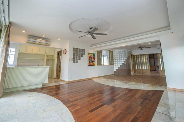 กาแลทอง คอนโด #โซนช้างคลาน ขาย 4,340,000 บาท 131.57 ตรม. 2 นอน 2 น้ำ #วิวโล่ง สงบ ทำเลฮอต #ใกล้ไนท์บาซาร์ และย่านเมืองเก่า ออกแบบลงตัว น่าอยู่ เหมาะทั้งการพักผ่อน และการอยู่อาศัยจริงในทุกวันชั้น 5 พื้นที่ใช้สอยกว้างขวาง 131.57 ตร.ม. 2 ห้องนอน 2 ห้องน้ำครัวทันสมัยพร้อมเตาอบ และเตาไฟฟ้าบิวท์อินแอร์ทุกห้องยูนิตนี้มาพร้อมการจัดวางพื้นที่ชาญฉลาด เฟอร์นิเจอร์บิวท์อินดีไซน์สวย ห้�