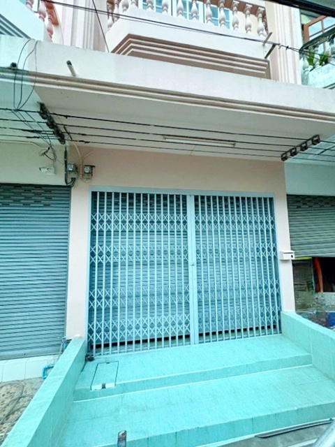 สวนเสรีไทย เสรีไทย 28-36 MRTสัมมากร ให้เช่าอาคารพาณิชย์ 3.5 ชั้น 20 ตร.วา.256 ตร.ม. ลด20% พร้อมอยู่ 3 นอน 3 น้ำ  รพ.เกษมราษฎร์ 600 ม. 