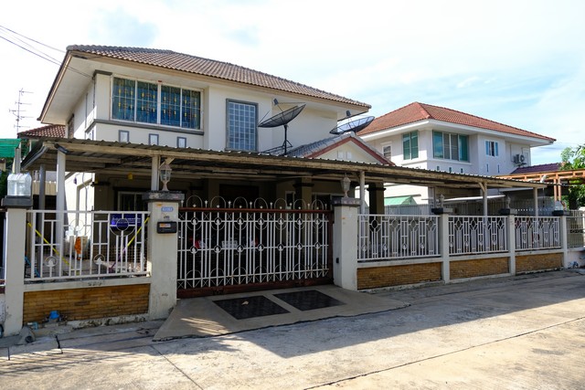 ขายบ้านเดี่ยว 2 ชั้น 67.5 ตารางวาม.สุขสันต์ 9 เพขรเกษม 110 สภาพดี พร้อมอยูพื้นกระเบื้อง ทำใหม่ทั้งหลัง ทำบันไดใหม่เป็นหินอ่อนชั้นล่างมี 1 ห้องรับแขก 1ห้องทำงาน 1ห้องน้ำ 1 ห้องครัว 1ห้องแม่บ้าน มีแอร์ 2 เครื่องชั้นสอง มี 3 ห้องนอน 1ห้องน้ำ ต่อเติมระเบียงเป็น Walk in Closet มีแอร์ 2 เครื่องจอดรถในบ้านได้ 3 คันบ้านดูแลอย่างดี ไม่เคยเลี้ยงสัตว์ ไม่เคยมีเด็กเล็กทำเลดีใกล้มหาวิทยาล�