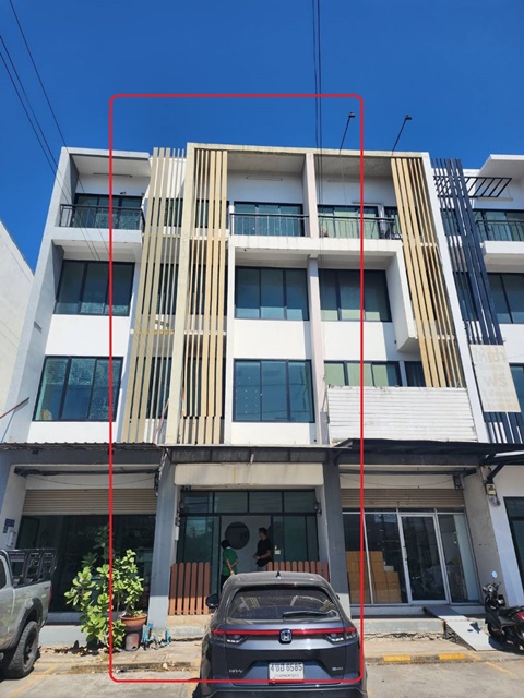 ให้เช่าอาคารพาณิชย์ 4ชั้น  23 ตร.วา 370 ตร.ม. ซอยฉลองกรุง 25-35 PTT ติดถนนใหญ่ ลาดกระบัง  ตลาดจตุจักรคุ้มเกล้า 2.3 กม. ตลาดหัวตะเข้ 3.5 กม.