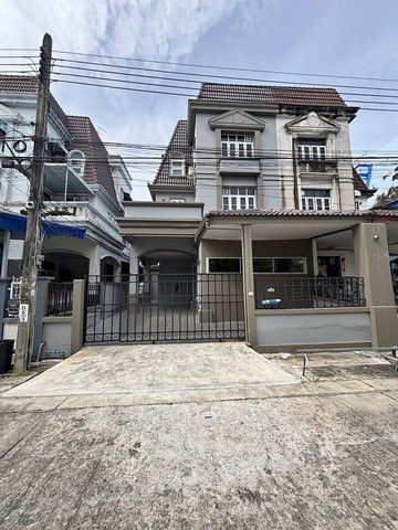 ให้เช่าทาวโฮม3ชั้น ซอยอ่อนนุช39 หรือ ศรีนครินทร์ 24 พร้อม EV chargerใกล้สถานีรถไฟฟ้ากลันตัน ใกล้ บิ๊กซี  โลตัส อ่อนนุช พาราไดซ์พาร์ค  ซีคอน