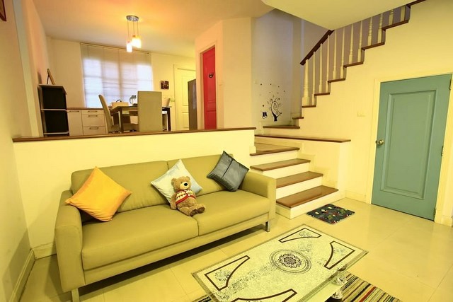 ให้เช่าทาวโฮม3 ชั้นใกล้โรงเรียนเลิศหล้า, โรงเรียนนานาชาติกีรพัฒน์, โรงเรียนบดินทร์เดชา 2 เล่นระดับ หมู่บ้าน PLUS CITY PARK ซอยนวลจันทร์ 32