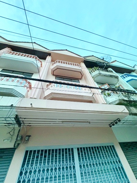 ลด20% สวนเสรีไทย เสรีไทย 28-36 พร้อมอยู่ 3 นอน 3 น้ำ  รพ.เกษมราษฎร์ 600 ม. MRTสัมมากร ให้เช่าอาคารพาณิชย์ 3.5 ชั้น 20 ตร.วา.256 ตร.ม.