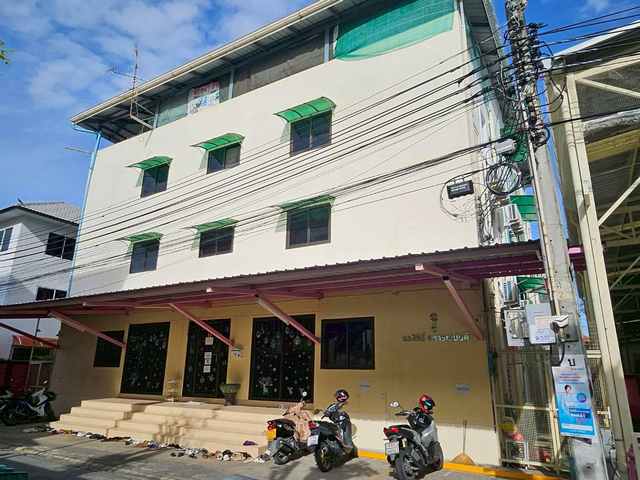 ขายอพาร์ทเม้นท์ 3 ชั้น เช่าเต็ม 27 ห้อง ที่ดิน 200 ตรว. บางนาตราด 21 ซอยติดเซ็นทรัลบางนา ทะลุอุดมสุข 56 ขาย สร้างตึกเพิ่มได้อีก ขาย 30,000,000 ขายอพาร์ทเม้นท์ 3 ชั้น ผู้เช่าเต็มตลอด มีที่จอดรถ ที่ดินรวมทั้งหมด 200 ตารางวา มีที่ดินเปล่าสามารถ สร้างอพาร์ทเม้นท์เพิ่มได้อีกประมาณ 100 ตรว. - ห้องสะอาดใหม่ ตกแต่งสวย พร้อมห้องน้ำในตัว-เข้าซอยไม่ลึก เพียง 850 เมตรจากปากซอยบางนา  และจากป�