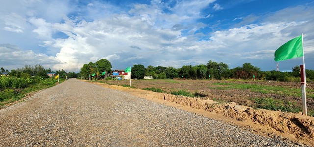 ขายที่ดินถมแล้ว 200 ตรว คลอง14 หนองเสือ *** ขายราคา 790,000 บาท *** (เนื้อที่ 200 ตรว  ) มีขายเงินสด-เงินผ่อนค่ะขายที่ดินถมแล้ว 200 ตรว คลอง14 หนองเสือ อยู่ใกล้ถนนลาดยางเรียบคลอง 14 เหมาะปลูกบ้าน ทำสวน ทำการเกษตร อยู่ใกล้แหล่งชุมชน ที่ตั้ง :  ตำบล ศาลาครุ อำเภอ หนองเสือ ปทุมธานี 12170ขายที่ดินเนื้อที่ 200 คลอง 14 หนองเสือ- หน้ากว้าง 17.45 เมตร ติดถนน 10 ม. รวมลำราง- ลึก 45.84 เมตร ลักษณะที่ดิน: - ติดถนน�