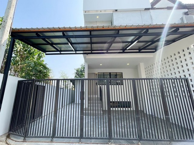 ทาวน์โฮม 5 ชั้น ตกแต่งสวย สไตล์โมเดิร์น โซนป่าแดด   