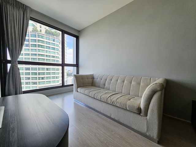 ปล่อยเช่าคอนโด Rhythm สุขุมวิท 44/1 ติด BTS พระโขนง ชั้น 12 พร้อมอยู่อยู่ติดรถไฟฟ้า! แค่เปิดประตูคอนโดก็ถึง BTS พระโขนงคอนโดใจกลางสุขุมวิท เดินทางง่าย เงียบสงบ พร้อมอยู่ทันทีRhythm สุขุมวิท 44/1ชั้น 12 | วิวถนนใหญ่ | ติดรถไฟฟ้าขนาด: 35 ตร.ม.1 ห้องนอน  1 ห้องน้ำ 1 ห้องนั่งเล่น 1 ห้องครัวตกแต่งครบ พร้อมเข้าอยู่ค่าเช่า: 28,000 บาท/เดือนสัญญาขั้นต่ำ: 1 ปีเดินเชื่อม BTS พระโขนงใกล้ห้าง ร้านอาหาร คาเ�