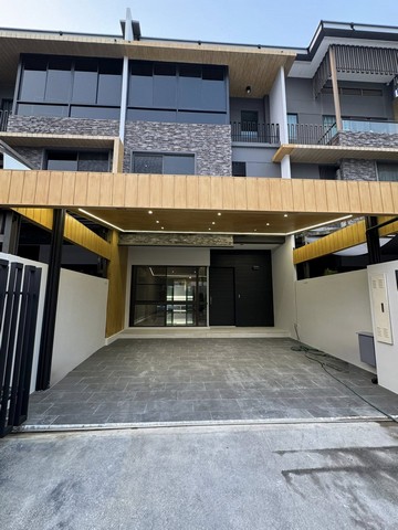  ให้เช่าทาวน์โฮม 3 ห้องนอน 4 ห้องน้ำ Walk-in Closet, Luxury Master Bedroom The Landmark เอกมัย-รามอินทรา