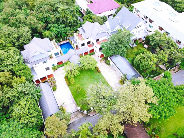 ซอยเสรีไทย 51-61 4นอน ให้เช่าคฤหาสน์ Pool Villa 3ชั้น 200ตารางวา Chocolate Ville 2.1 กม. 1,200ตรม. 3น้ำ มีอ่างน้ำวน สนามกอล์ฟ 18 หลุม 