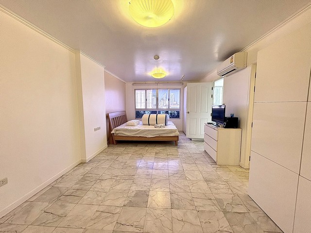 คอนโด ลุมพินี เพลส สาทร (Lumpini Place Sathorn)- ขนาดพื้นที่ 30.20 ตารางเมตร- อาคาร D     ชั้น 8- ห้องมุม เงียบสงบ โปร่งโล่ง อากาศถ่ายเทดีรายละเอียดห้อง:- เฟอร์นิเจอร์ครบ พร้อมเข้าอยู่- แยกส่วนครัว ห้องน้ำ และระเบียง- พื้นที่ใช้สอยลงตัว เหมาะสำหรับอยู่อาศัยคน   เดียวหรือคู่รัก- วิวเมืองสวย ไม่บังจุดเด่นของโครงการ:- ทำเลใจกลางเมืองย่านสาทร- เดินทางสะดวก ใกล้ถนนนราธิวาสราช   นครินทร์ ถ