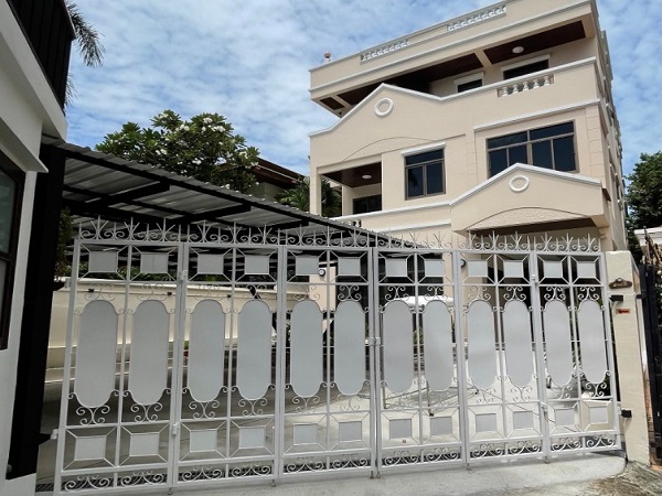 ให้เช่าบ้านเดี่ยว 3ชั้น เนื้อที่ 80 ตารางวา พื้นที่ใช้สอย 450 ตารางเมตร 5ห้องนอน 5ห้องน้ำ เฟอร์ครบ ถนนสุขุมวิท MRT นานา ราคาเช่า 95,000 บ/ด