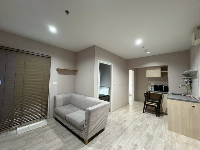 * ขายด่วน พลัมคอนโด รามคำแหง สเตชั่นคอนโดคุณภาพ ทำเลดี ใกล้รถไฟฟ้า เดินทางสะดวก ตอบโจทย์ทั้งอยู่เองและลงทุนปล่อยเช่า* รายละเอียดห้อง- ขนาดห้อง 37.41 ตร.ม.  บนวิวชั้น 8- ขนาด 2 ห้องนอน 1 ห้องน้ำ แบ่งพื้นที่จัดสรร   ลงตัว- ห้องโปร่ง อากาศถ่ายเทดี อยู่สบาย ทิศเหนือ    เห็นวิวของสระว่ายน้ำค่ะเหมาะสำหรับครอบครัวเล็กหรือคู่รักที่มองหาความเป็นส่วนตัว ตกแต่งเรียบง่าย พร้อ