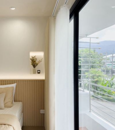 ให้เช่า 22,000 /เดือน*ชมดอยคอนโด (ตึกกลม)ใกล้ มช. - นิมมาน - เมญ่า วิวดอยสุเทพ บรรยากาศดี—รายละเอียดห้องพัก* ตึกกลม (ตึก 2) ชั้น 2* วิวดอยสุเทพ* พื้นที่กว้าง: ขนาด 47 ตารางเมตร (ห้องกว้าง อยู่สบาย ไม่แออัด)* สัดส่วนห้อง: 1 ห้องนอน | 1 ห้องน้ำ | 1 ห้องนั่งเล่น | 1 โซนครัว | มีระเบียงรับลม—เฟอร์นิเจอร์* ที่นอน & เครื่องนอน: เตียงนอน, โต๊ะเครื่องแป้ง, ตู้เสื้อผ้าขนาดใหญ่* ความบันเทิง & ทำง�