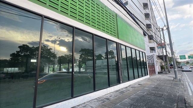 ให้เช่าอาคารย่านรามคำแหง – ทำเลทอง เดินทางสะดวก ใจกลางย่านธุรกิจและชุมชนรายละเอียดอสังหา : ให้เช่าอาคารย่านรามคำแหง – ทำเลทอง เดินทางสะดวก ใจกลางย่านธุรกิจและชุมชนราคาเช่า: 350,000 บาท/เดือน (ลดจาก 400,000 บาท)ที่ตั้ง: ซอยรามคำแหง บางกะปิ กรุงเทพมหานครการเดินทางสะดวก เข้า-ออกได้หลายเส้นทาง ทั้งถนนรามคำแหง พระราม9 และพัฒนาการรายละเอียดทรัพย์สิน•เนื้อที่: 1 ไร่ครึ่�