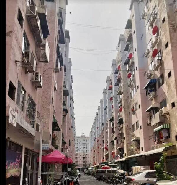  ขายห้องชุดนิรันดร์คอนโด ชั้น4ตึกB ลาดพร้าว101 ทำเล: เดินทางสะดวก ใกล้รถไฟฟ้าสายสีเหลืองและรถปรัลอากาศ,รถประจำทางผ่านหลายสาย 