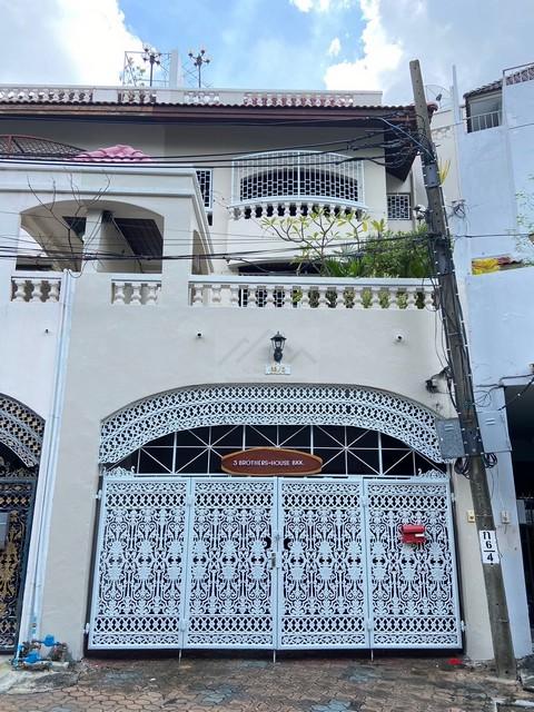 ให้เช่าทาวน์เฮ้าส์ 4 ชั้น 50 ตร.ว. ย่านเอกมัย ซอย 4 พร้อมเฟอร์ ใกล้ BTS เอกมัย