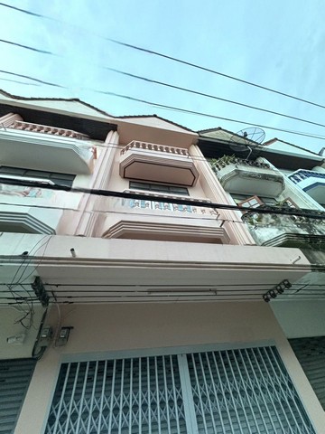 อาคารพาณิชย์4ชั้น ให้เช่าเสรีไทย รามอินทรา21ตารางวา•อยู่ซอยเสรีไทย32 ติดกับหมู่บ้านอารียา หน้าปากซอยมีธนาคารทหารไทย•3ห้องนอน3ห้องน้ำ1ห้องโถงใหญ่•1 ห้องดาดฟ้า ติดตั้งมุ้งลวดและเหล็กดัดทั้งหลัง มีกั้นกระจกหน้าบ้าน  มีปั๊มน้ำพร้อม •บ้านตกแต่ง ใหม่ทั้งหลังพร้อม ใช้งาน  ให้เช่า 13,500/เดือน  (สัญญาขั้นต่ำเช่า 1 ปี)สนใจติดต่อ k.กุลจิรา โทร : 0892719644 ,081-4306542 LINE OA : @365obplbhttps://page.line.me/365obplbwww.