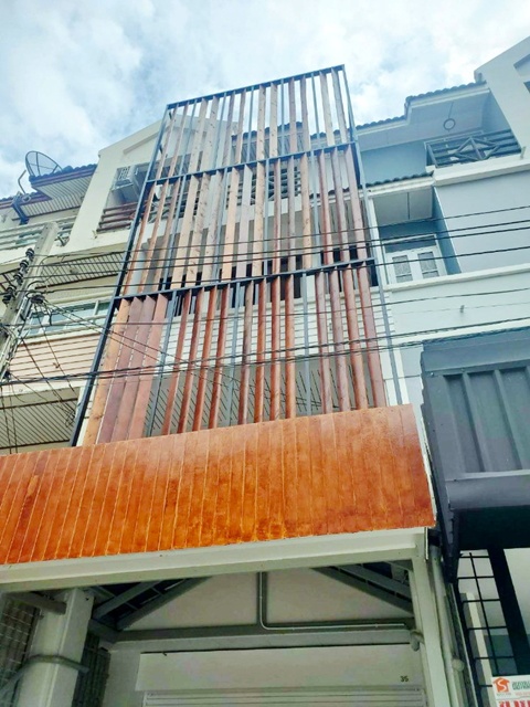 นิคมบางชัน 1กม. รีโนเวทใหม่ ถ.เสรีไทย79-85 ทาวน์โฮม 4 ชั้น  สวนสยาม ใกล้ MRT ราษฎร์พัฒนา 900 ม. 19 ตร.ว. 259ตรม.  