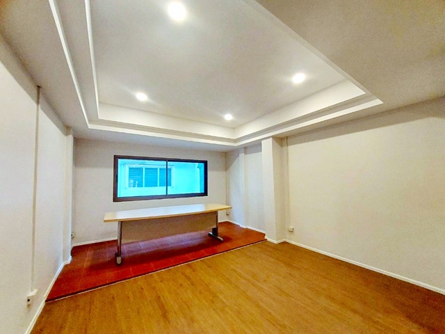 ถ.เสรีไทย79-85 ทาวน์โฮม 4 ชั้น  สวนสยาม นิคมบางชัน 1กม.  รีโนเวทใหม่ ใกล้ MRT ราษฎร์พัฒนา 900 ม. 18 ตร.ว. 250ตรม.  