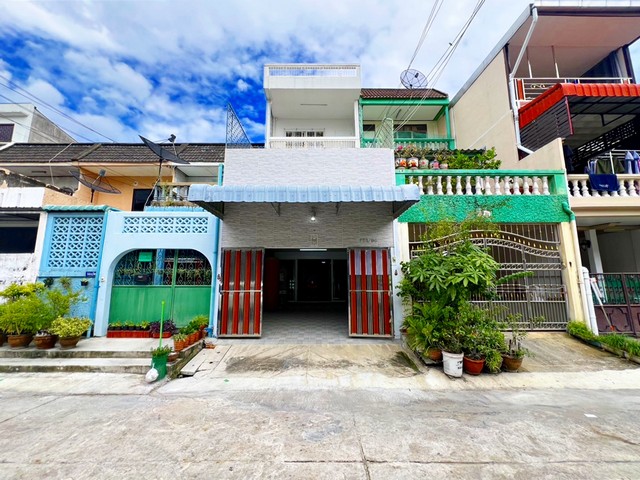 รหัสทรัพย์ 68151  ทาวน์เฮ้าส์ 3.5 ชั้น หมู่บ้านโอสิริ ซอยสาธุประดิษฐ์45 ยานนาวา กรุงเทพฯ (ปรับปรุงใหม่ทั้งหลัง) พิกัดที่ตั้ง : ถนนสาธุประดิษฐ์ แขวงช่องนนทรี เขตยานนาวา กรุงเทพฯ รายละเอียดทรัพย์- ทาวน์เฮ้าส์ 3.5 ชั้น ปรับปรุงใหม่ทั้งหลัง - ขนาดที่ดิน 21 ตารางวา พื้นที่ใช้สอยประมาณ 224 ตารางเมตร- ทาวน์เฮาส์ สาธุประดิษฐ์ซอย 45 - 3 ชั้น+ดาดฟ้าและมีส่วนกั้นห้องเก็บของ หน้ากว้าง 4 