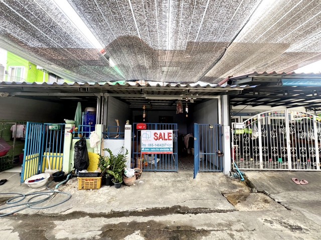 ทาวน์เฮ้าส์ 2 ชั้น หมู่บ้านแสงทอง  คลองหลวง ปทุมธานี ขายถูกมาก พิกัดที่ตั้ง :  ถนนไอยรา1 ตำบลคลองสอง อำเภอ คลองหลวง ปทุมธานี  12120รายละเอียดทรัพย์ -  ที่ดิน 16 ตารางวา พื้นที่ใช้สอย 128 ตารางเมตร-  2 ห้องนอน 1 ห้องน้ำ  1 ห้องรับแขก 1 ห้องครัว ใน 1 ห้องครัวนอก -  จอดรถในบ้าน 1 คัน ทำเลและสถานที่ใกล้เคียง - ทำเลใกล้ตลาดไท- ใกล้ตลาดไอยรา- ใกล้แมคโครคลองสอง- ใกล้มหาวิทยาลัย ธรรมศาสตร์
