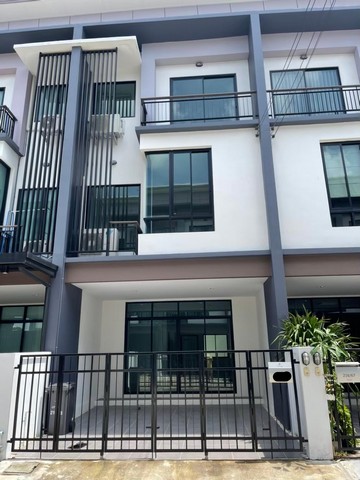 ให้เช่า ทาวน์โฮม 3 ชั้น พร้อมอยู่ เฟอร์ครบ บ้านใหม่ *สามารถเลี้ยงสัตว์ได้**ทำสัญญา (สัญญาเช่า 1ปี)ค่าเช่า 28,000 บาท / เดือน (รวมค่าส่วนกลาง)- เงินประกัน 2 เดือน- ค่าเช่าล่วงหน้า 1 เดือนสนใจนัดชมหรือ ขอข้อมูลเพิ่มเติมได้ที่ติดต่อ: คุณจอย ดลดากร: 099-394-4956 (เบอร์นี้ Addline ได้นะคะ) ID line : realtor4956 คลิกhttps://line.me/ti/p/AYZL4SLc2K>>- โฮมออฟฟิศ 3 ชั้น หน้ากว้าง 5 เมตร พื้นที่ใช้ 197 ตร.ม.- ขนาด 3 ห้องนอน 4 ห้องน้ำ- จอดร�