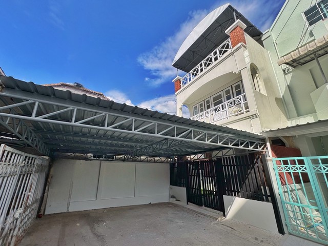 ขายทาวน์เฮ้าส์รีโนเวทใหม่ 3 ชั้น 6 ระดับ ประชาชื่น 27 ใกล้รถไฟฟ้า  พร้อมอยู่  เฟอร์ใหม่ทั้งหลัง