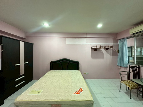 2601ACL80345 ขายคอนโดริเวอร์ปาร์ค ตึก A ชั้น 4  ห้องขนาด 34.2 ตรม.  กว้าง 4 เมตร ลึก 8.6 เมตร   1 ห้องน้ำ   อาคารสูง 15 ชั้น ใกล้เซียร์รังสิต ทำเลดี ใกล้สิ่งอำนวยความสะดวก ใกล้จุดขึ้นลง ทางด่วนดอนเมืองโทล์เวย์ เฟอร์นิเจอร์ !!! เครื่องทำน้ำอุ่น – เครื่องซักผ้า- ตู้เสื้อผ้า – เตียงนอน –ชั้นวางทีวี-ตู้โชว์- ตู้เย็น - ผ้าม่าน –ชั้นวางรองเท้า-แอร์-ตู้ซิ้งค์ล้างจาน-พัดลม-โต๊ะกินข้าว-โต๊ะเคร�