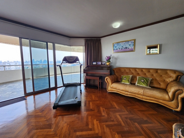 ขายคอนโด บางกอกริเวอร์มารีน่า ขนาด 251 ตรม. ทุกห้องมองเห็น วิวแม่น้ำเจ้าพระยา แบบพาโนรามา ติด MRT สายสีน้ำเงิน สถานีบางพลัด*** ราคาขาย 17 ล้านบาท (ค่าโอนคนละครึ่ง) ****** สนใจติดต่อ คุณต่อ 089-175-6462 ***รายละเอียด (C1-0409)คอนโด อยู่ชั้น 12 (ห้องตำแหน่ง D) พื้นที่ใช้สอย 251 ตร.ม. ห้องมุม วิวโค้งน้ำสวยสุดๆ มองเห็นแม่น้ำเจ้าพระยา วัดพระแก้ว สะพานพระราม 8 อาคารรัฐสภา ตึกมหานคร ตึกใบหยกสกาย และ 